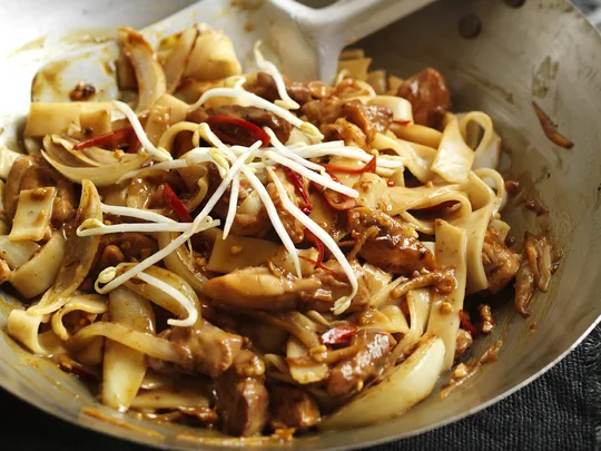 Quick chicken satay noodles