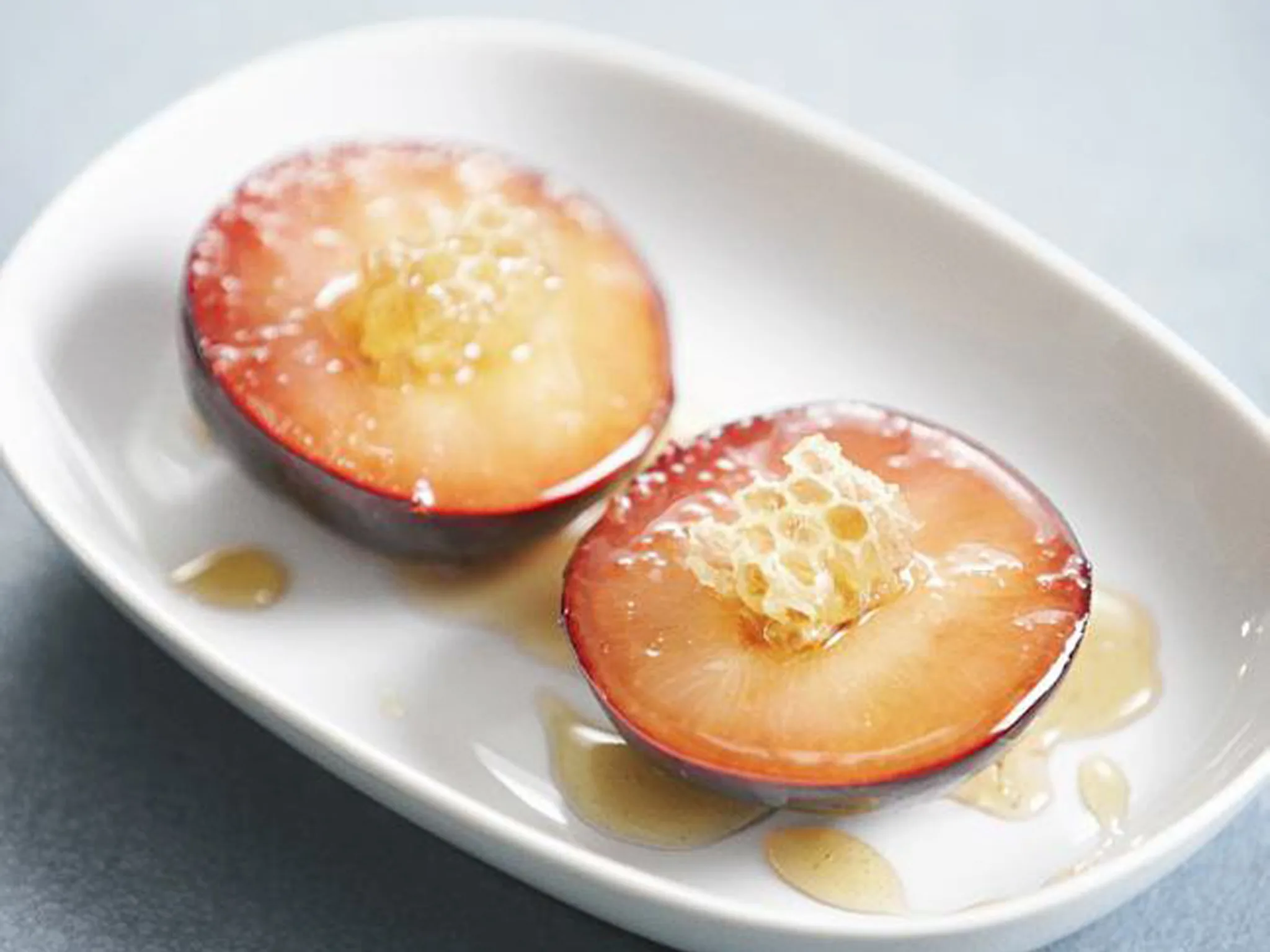 PLUMS WITH FRESH HONEYCOMB
