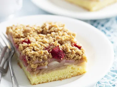 pear and raspberry streusel slice