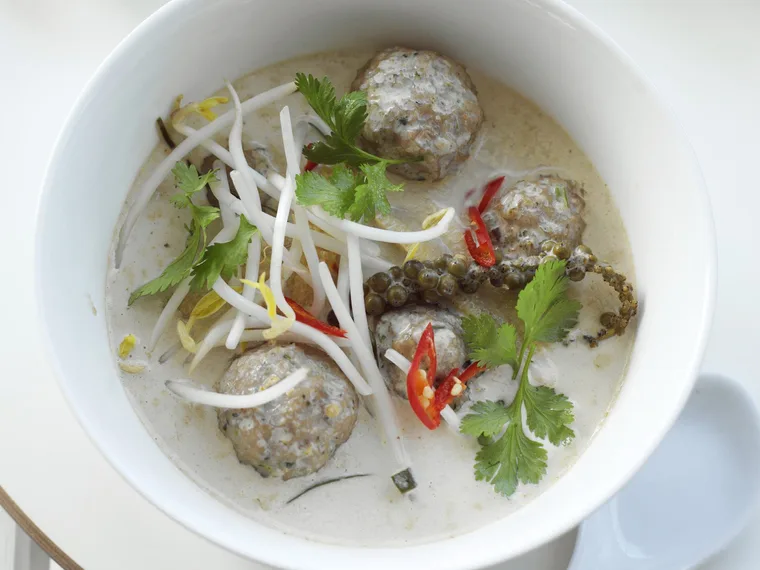 fish ball and green peppercorn red curry