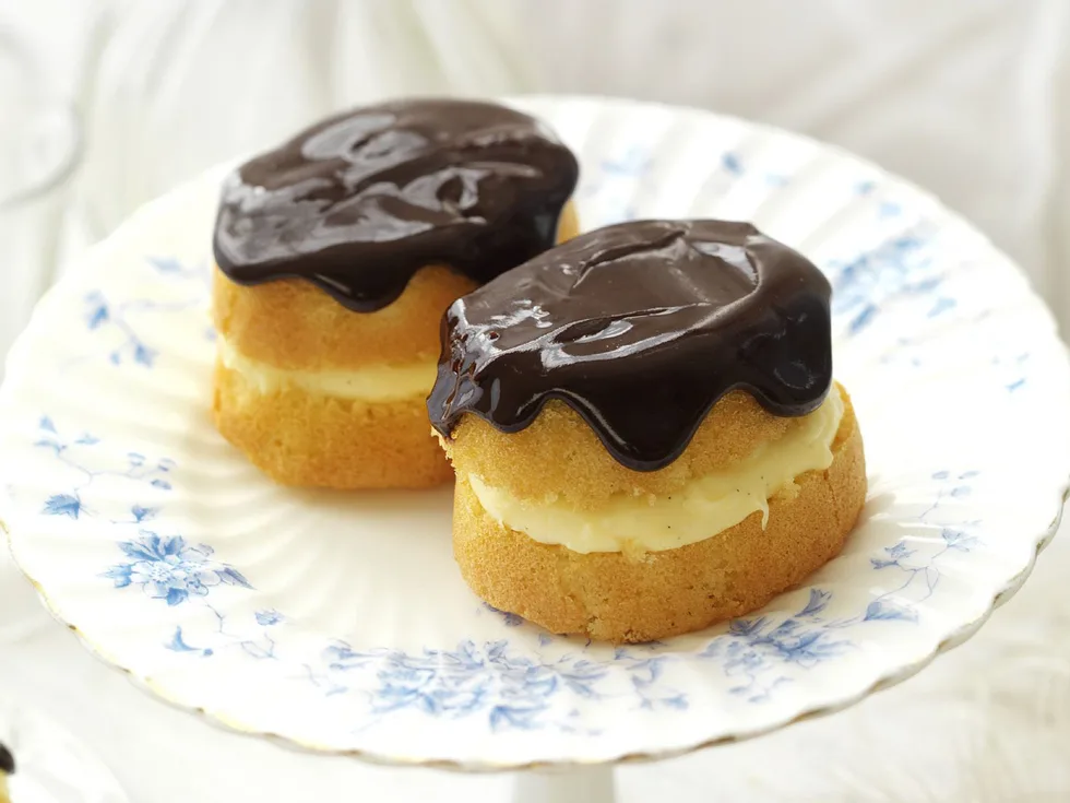 mini boston cream cakes