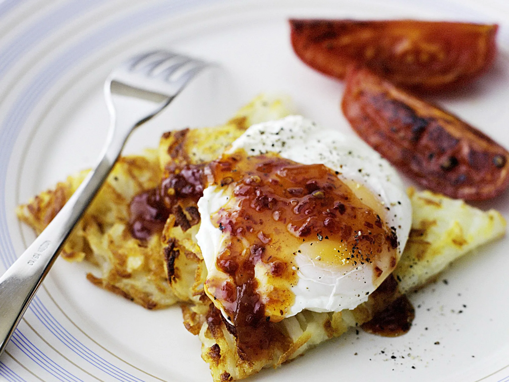poached eggs with rösti and chilli relish