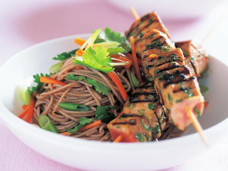 Tuna skewers with soba