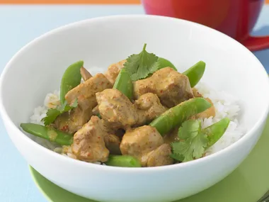 red curry chicken with sugar snap peas