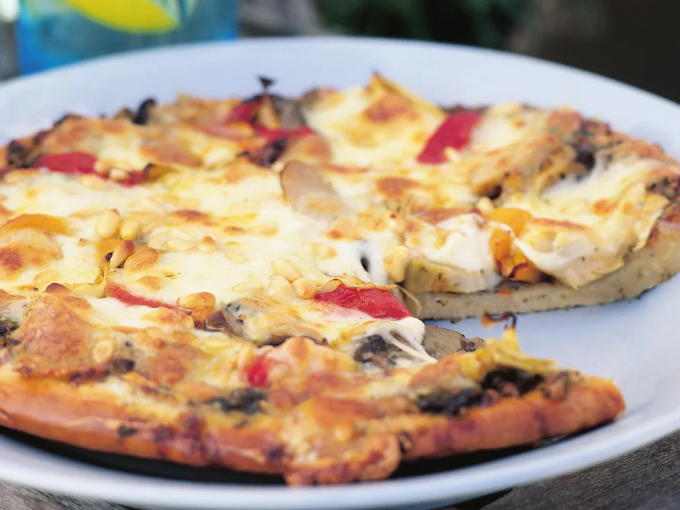 pesto, bocconcini and artichoke pizza