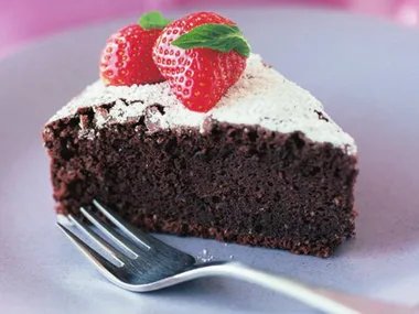LOW-FAT CHOCOLATE FUDGE CAKE