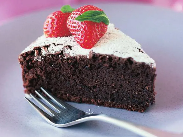 LOW-FAT CHOCOLATE FUDGE CAKE