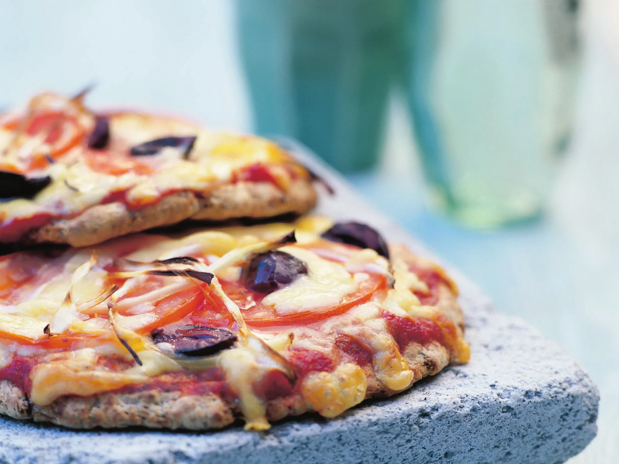 tomato and onion pitta pizzas
