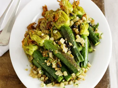 Little zucchini with crisp crumbs