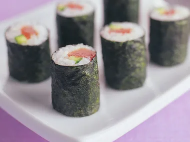 tuna and cucumber mini maki