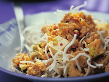 deep-fried noodles with chicken mee krob