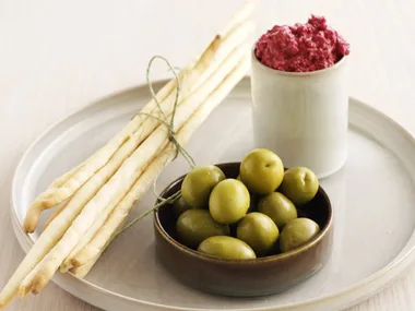 Beetroot dip with grissini and olives