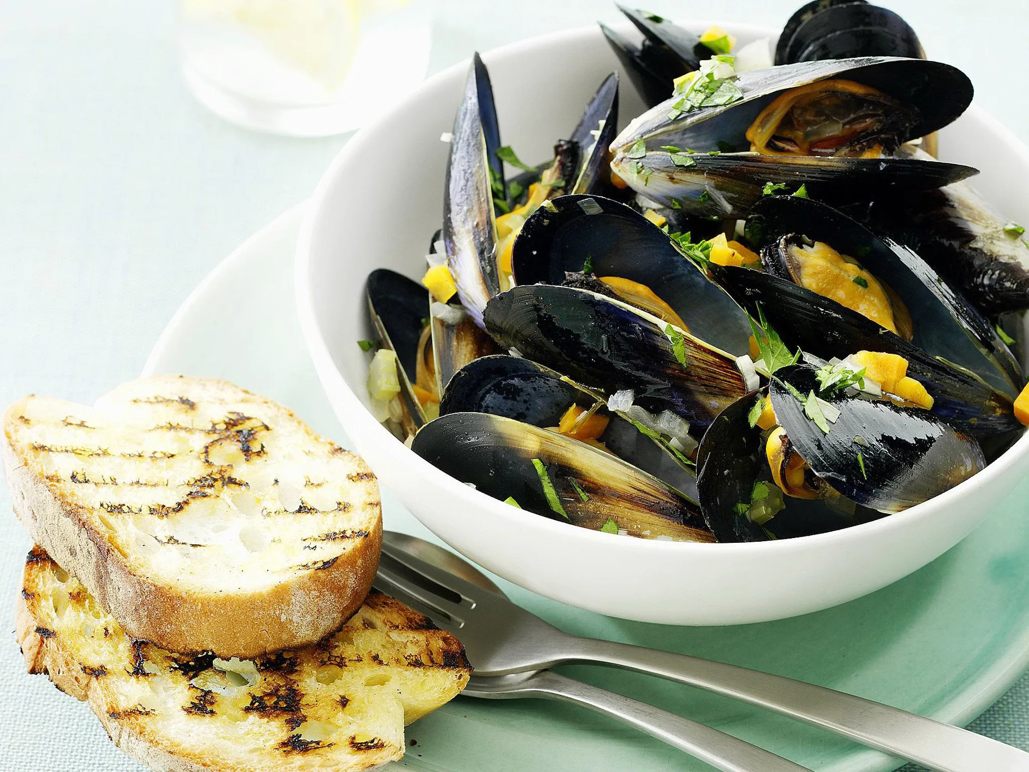Mussels with white wine and vegetables