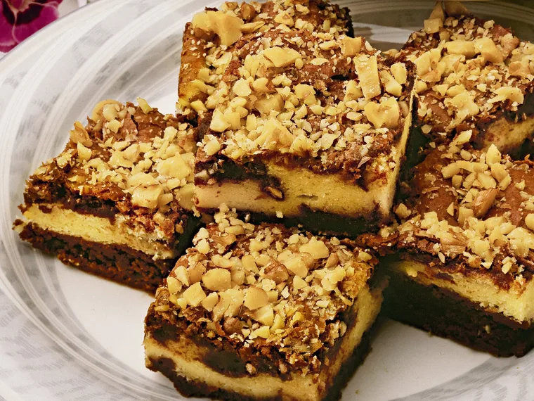 CHOC-CHEESE BROWNIE SLICE