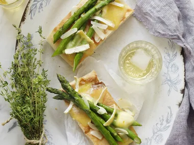 Asparagus and brie tartines