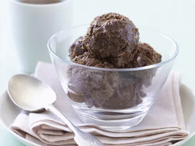 CHOC-PEANUT BOMBES