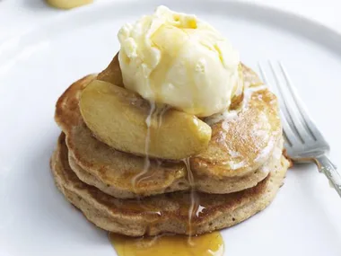 easy apple cinnamon pancakes