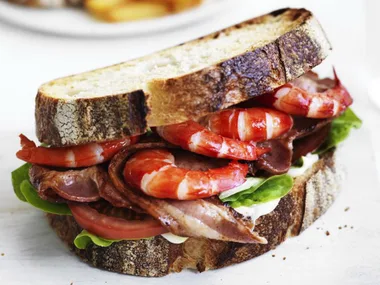 PRAWNCLUBSANDWICH WITH CHIPS