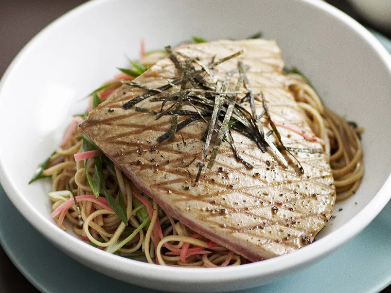 Grilled tuna with chilled soba salad