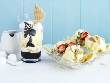 banana split with caramel sauce