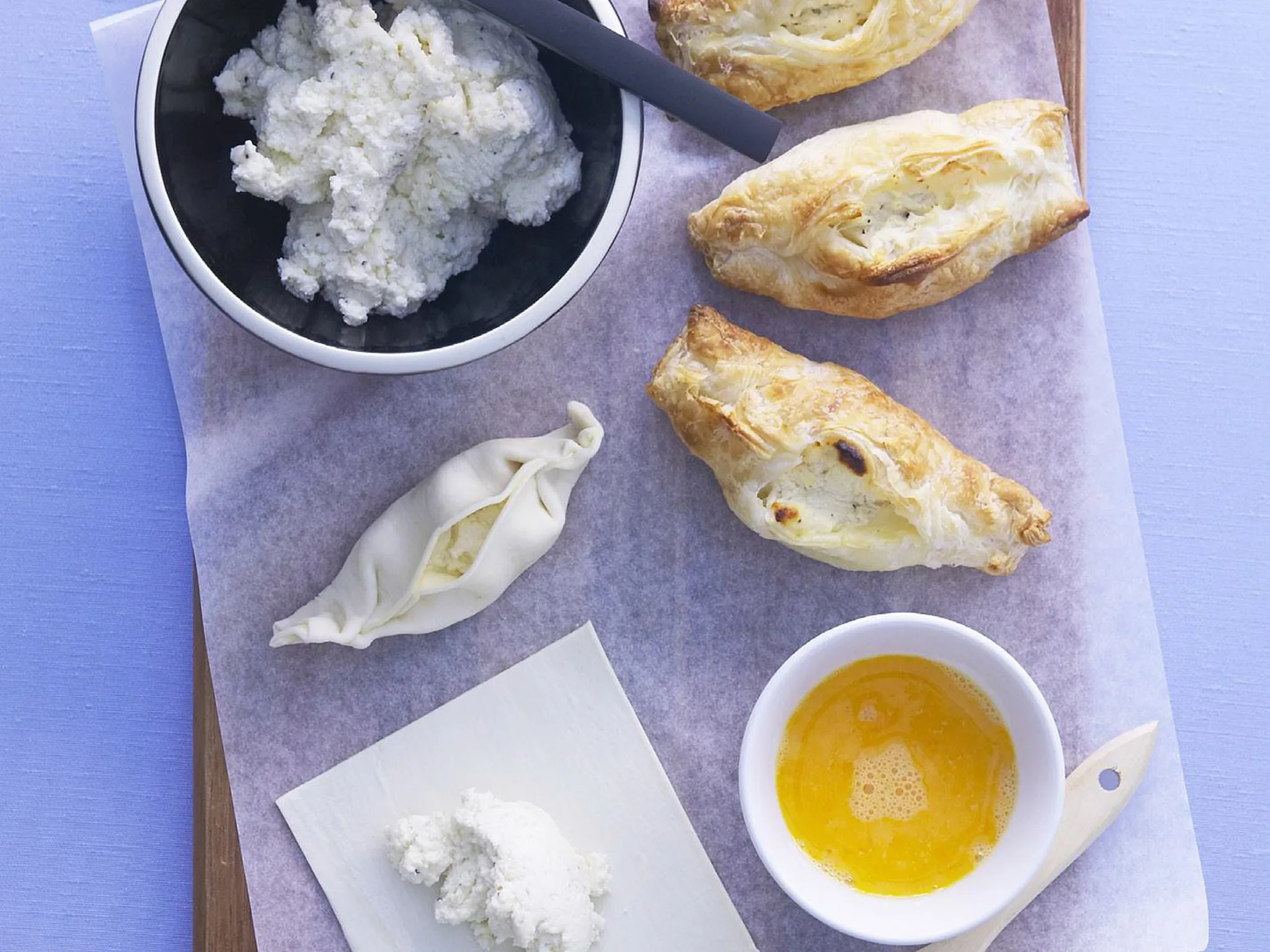 pastizzi tar-rikotta (cheese cakes)