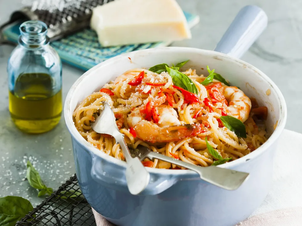 one pot chilli, tomato and garlic prawn spaghetti