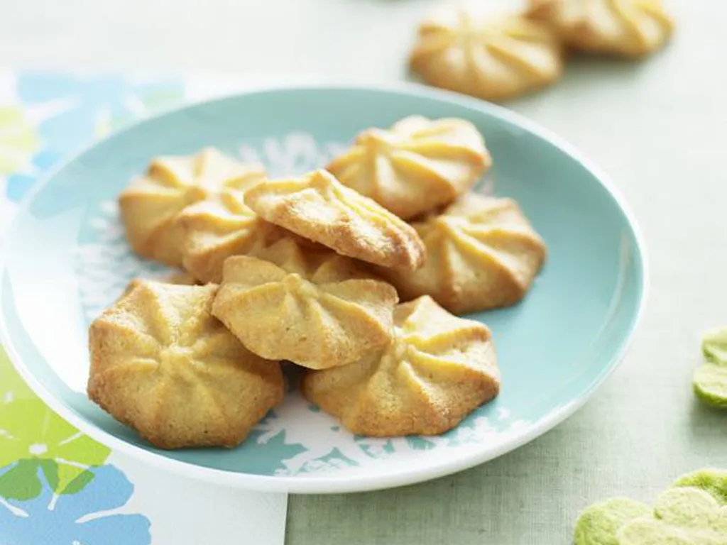 GOLDEN SYRUP PEANUT SWIRLS