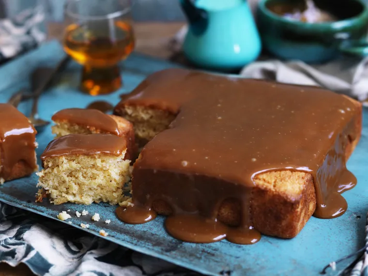 Piña colada cake WITH CARAMEL GLAZE