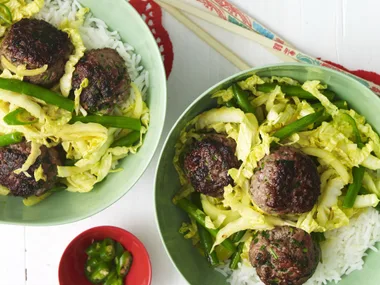 CURRIED MEATBALLS WITHGREEN BEANS AND WOMBOK