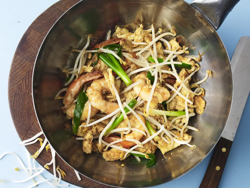 STIR-FRIED PRAWN OMELETTE