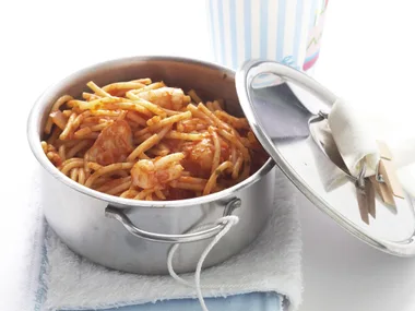 spaghetti with prawns and tomato