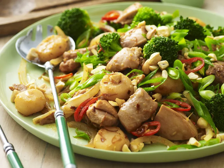 CASHEW CHICKEN WITH WATER CHESTNUTS AND BROCCOLI