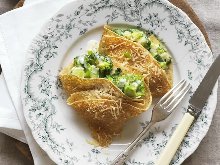 cr&ecirc;pes with creamy broccoli