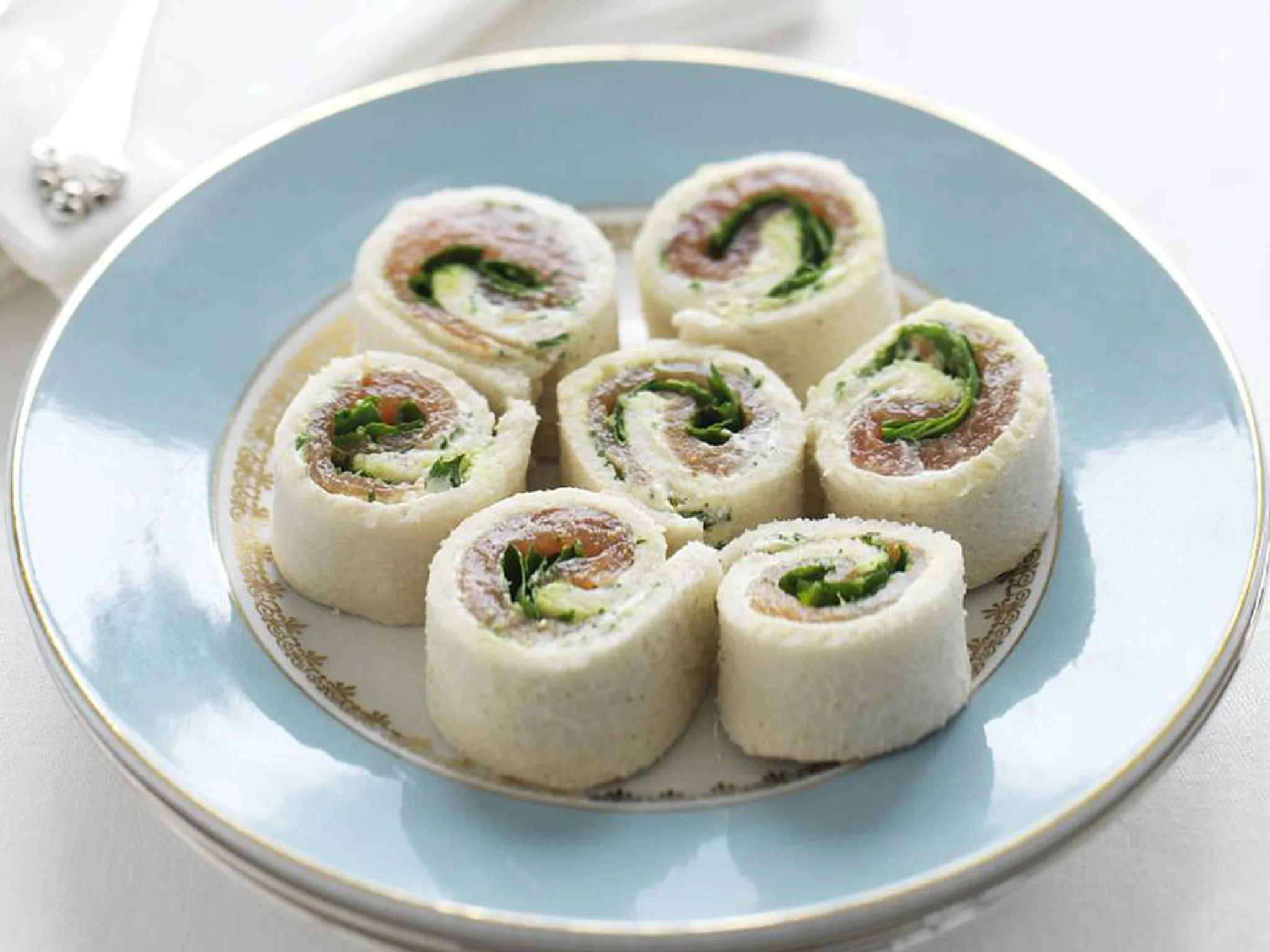 SALMON AND HERBED CREAMCHEESESANDWICHES