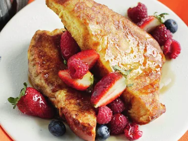 french toast with berries