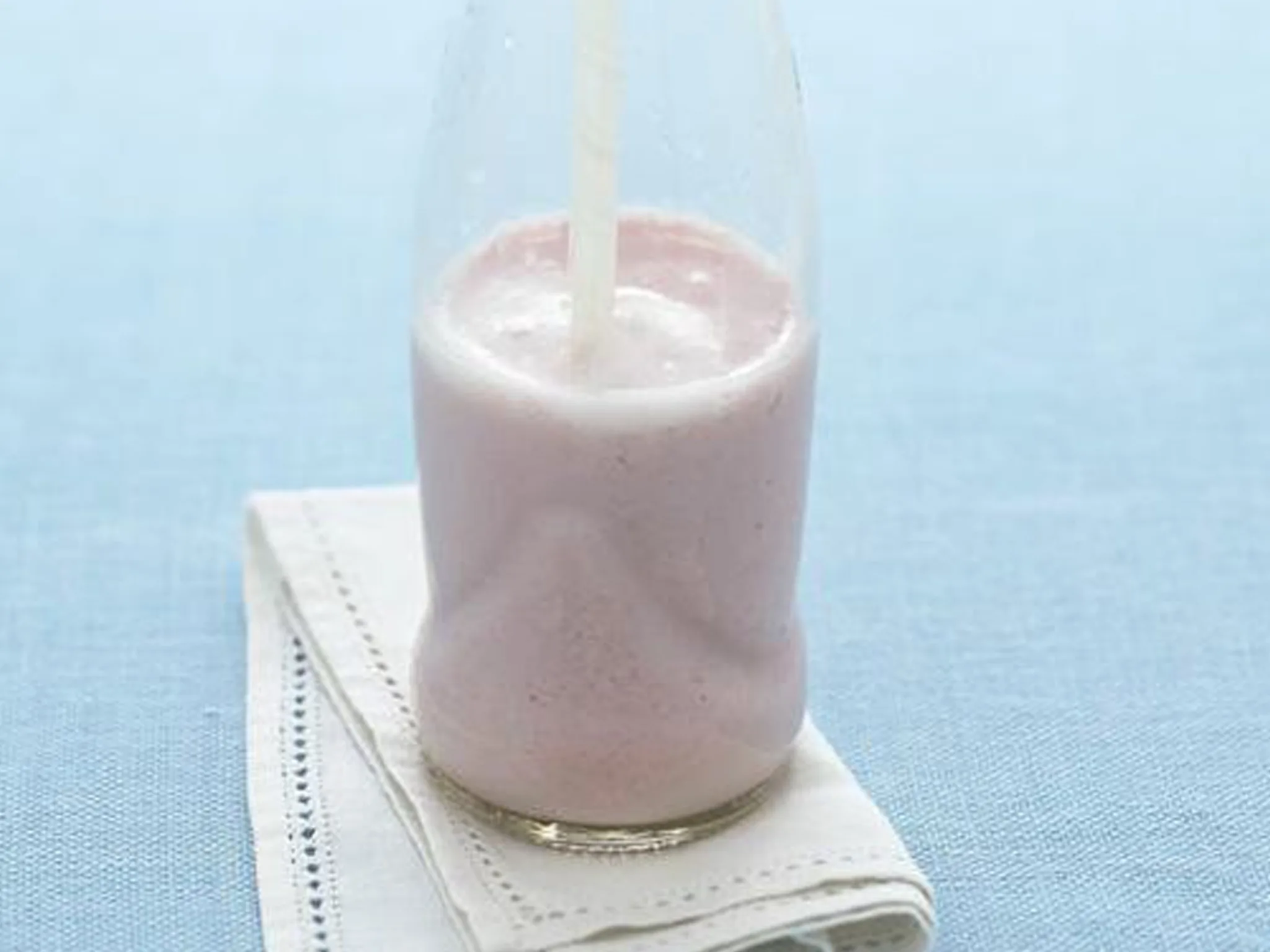 strawberry and soy milk smoothie