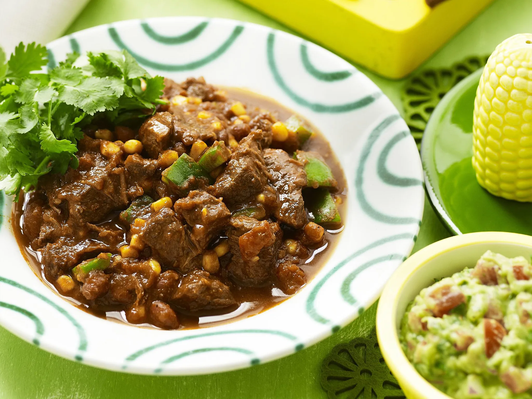 mild chilli con carne with guacamole