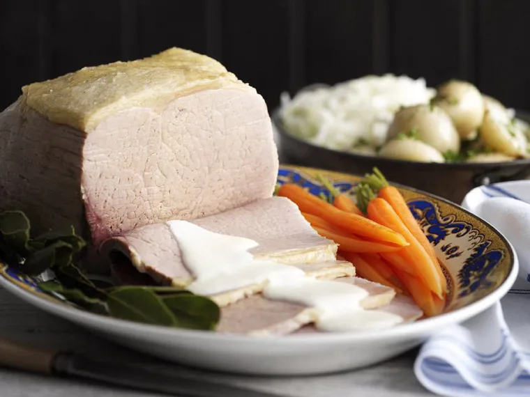 Corned beef, cabbage and white onion sauce