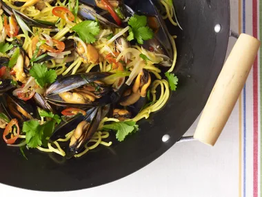 SWEET CHILLI MUSSELS AND HOKKIEN NOODLES