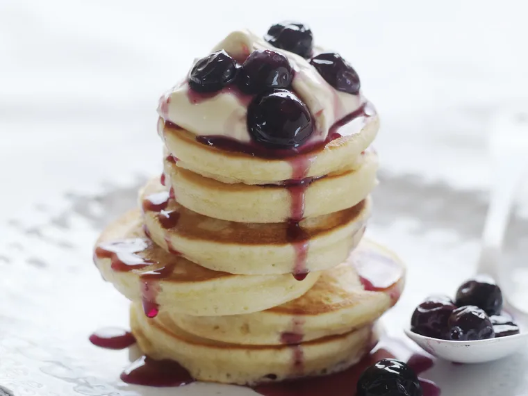 PIKELETS WITH Vanila and Blueberries  Cream