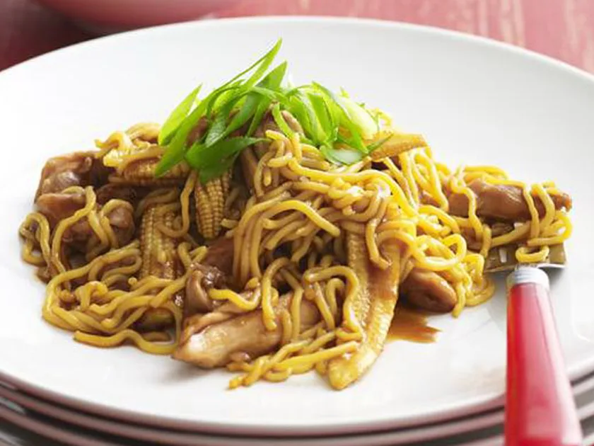 Stir-fried chicken and egg noodles | Women's Weekly Food
