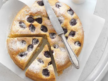 CHERRY TEACAKE with Vanilla Sugar