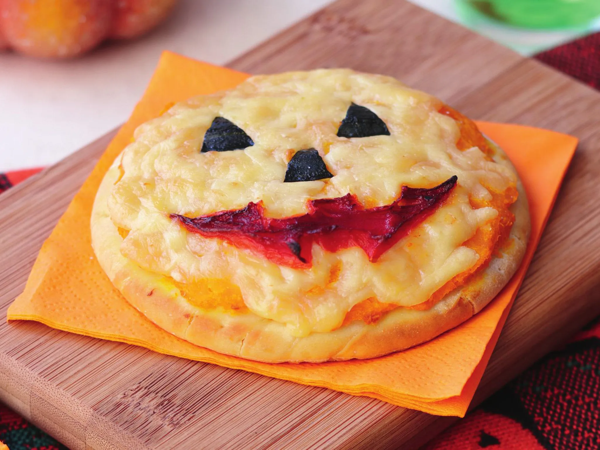 Jack-o'-lantern pumpkin pizza