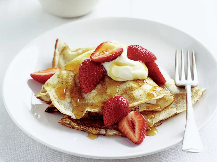 crêpes with strawberries and cream