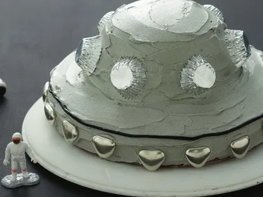 Flying saucer cake
