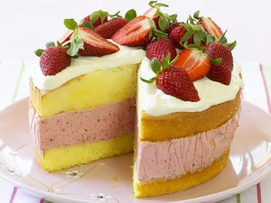 STRAWBERRY MOUSSE CAKE