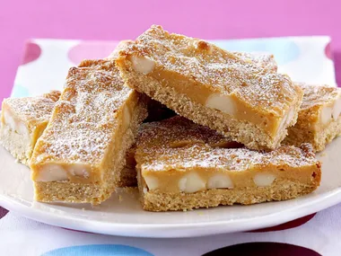 CARAMEL MACADAMIA BARS