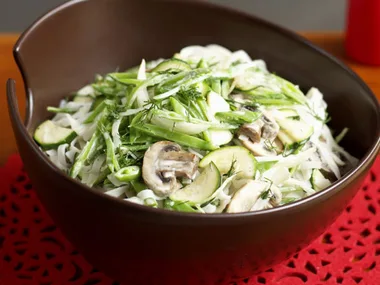 Noodles with vegetables and cream