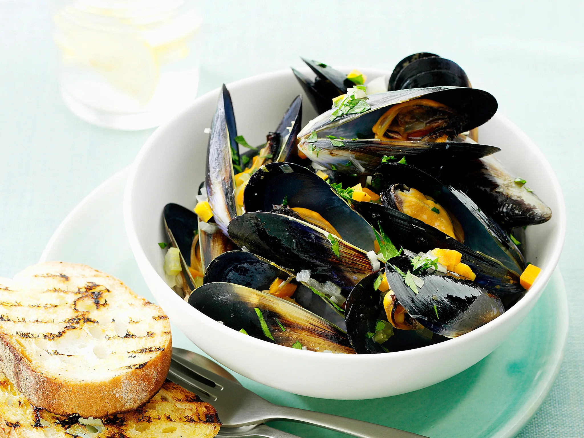 Mussels with white wine and vegetables