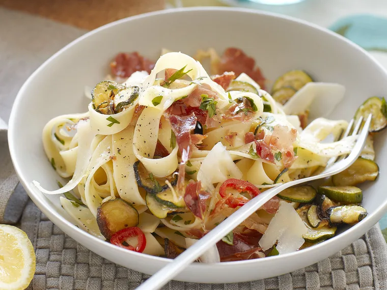 Tagliatelle with zucchini and prosciutto